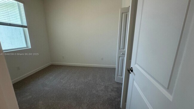 Building Photo - 553 Rivergrass St