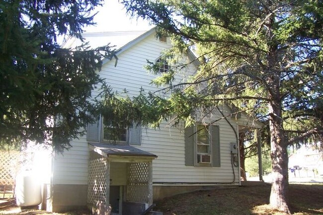 Building Photo - Country Living Near Commuter Routes