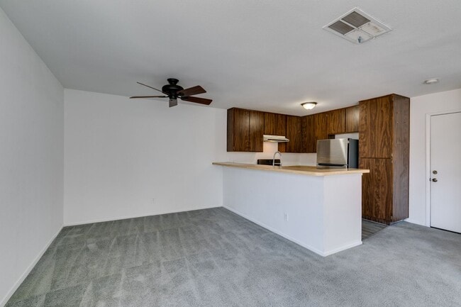 Building Photo - Double Primary Townhome with Spacious Backyard in 89115!