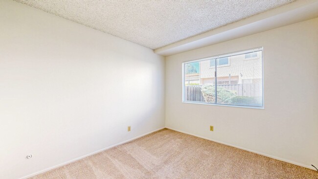 Building Photo - Single Level 3 Bedroom Condo with Carport