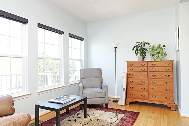 Building Photo - Spring Creek Living! Pet-Friendly Townhome