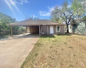 Building Photo - 3 bedroom near I-27 now available.