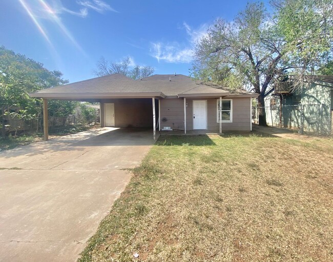 Primary Photo - 3 bedroom near I-27 now available.