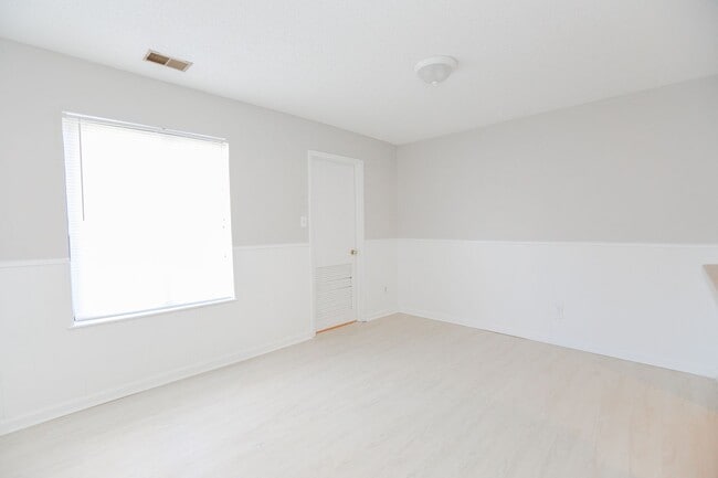 Building Photo - Spacious Townhome Updated Throughout!