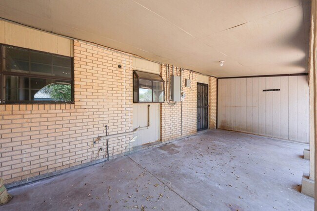 Building Photo - 806 Bustamante St