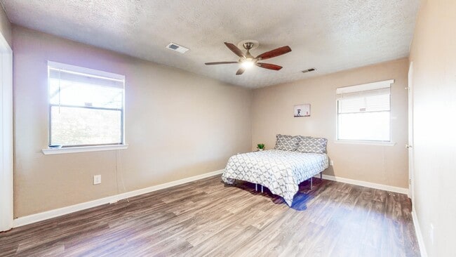 Building Photo - 383 Wesley Park Dr