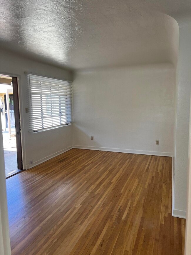 Building Photo - 4121 Mesa Verde Ave NE