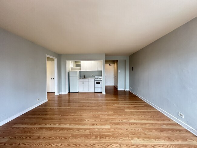 Building Photo - 450 W Wellington Ave