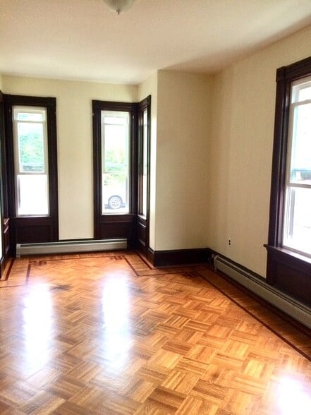 Primary bedroom - 251 School St
