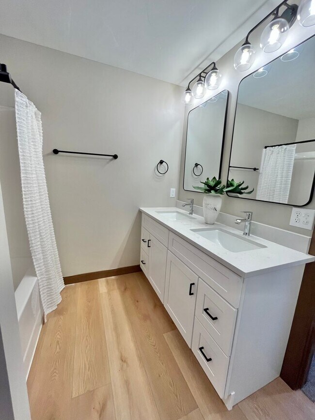 Building Photo - Stunning 5 Bed/2.5 Bath Twinhome For Rent in West Sioux Falls!