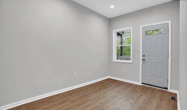 Building Photo - Beautifully Updated Townhome