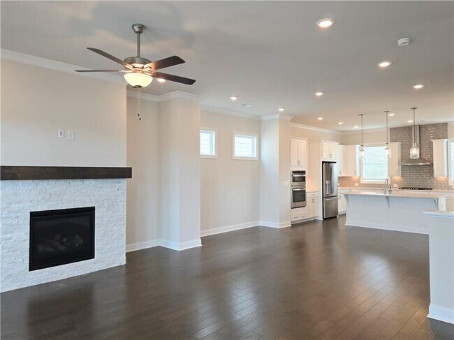 Building Photo - 657 SUMMIT HILL Way