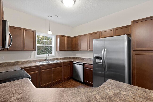 Building Photo - Stunning Townhome!