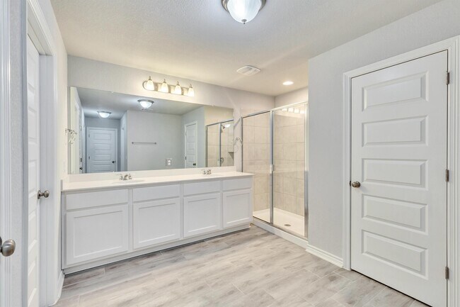 Building Photo - 701 Hays Hill Dr