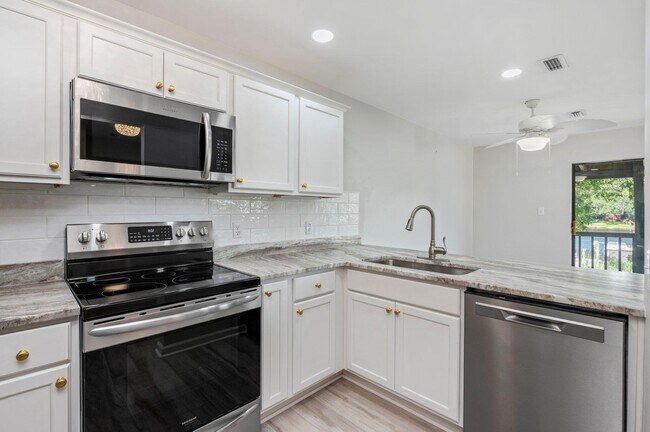 Building Photo - 200 White St