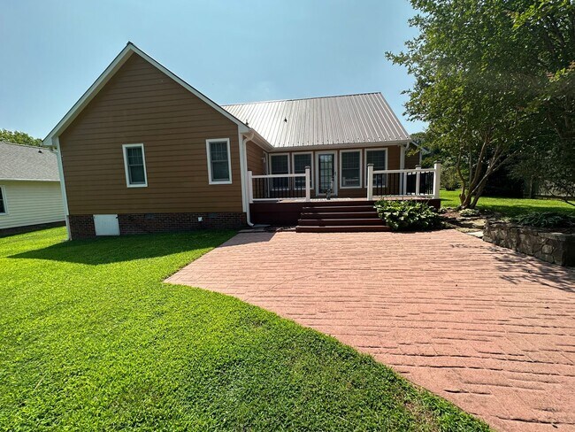 Building Photo - 1611 Majesty Dr