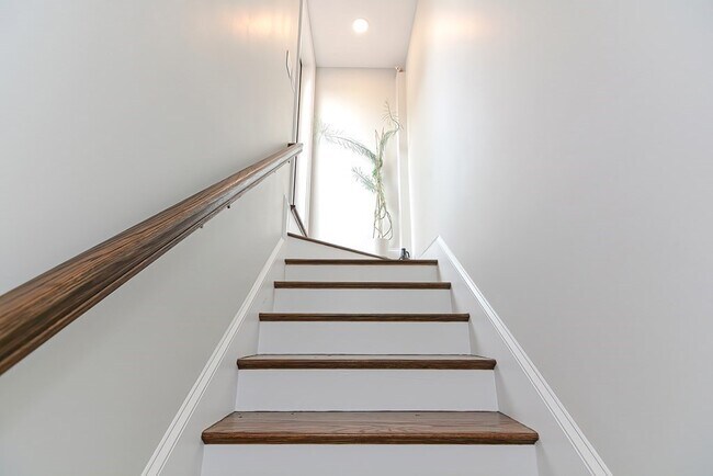 Building Photo - 52R River St