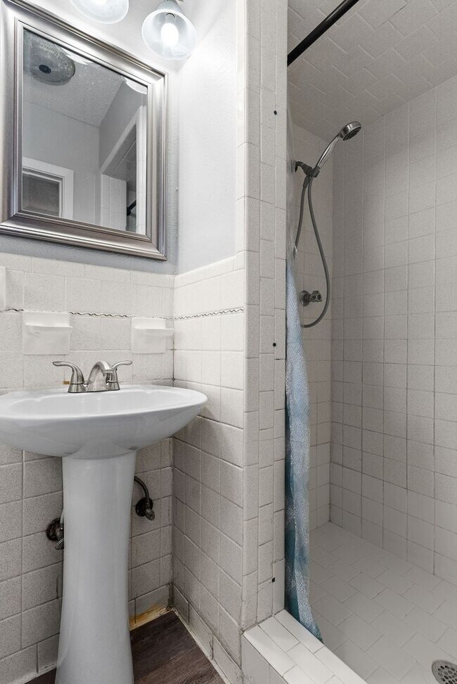 Building Photo - $500 off first months rent