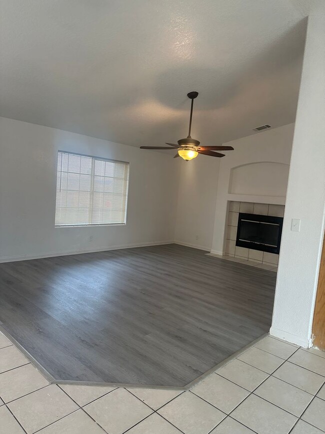 Building Photo - Charming 3 Bed, 2 Bath Home in Hesperia - Perfect for Your Family!