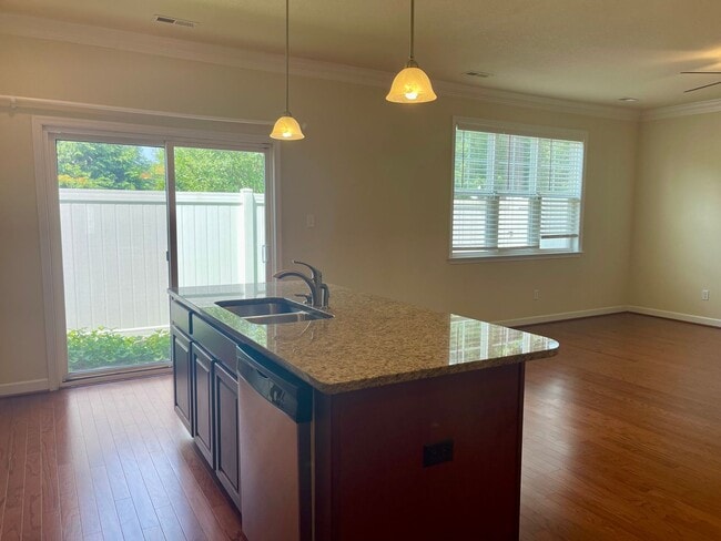 Building Photo - Stunning VB Townhome Style Condo