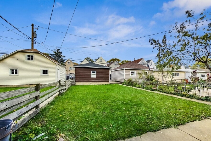 Building Photo - 2733 N Ridgeway Ave