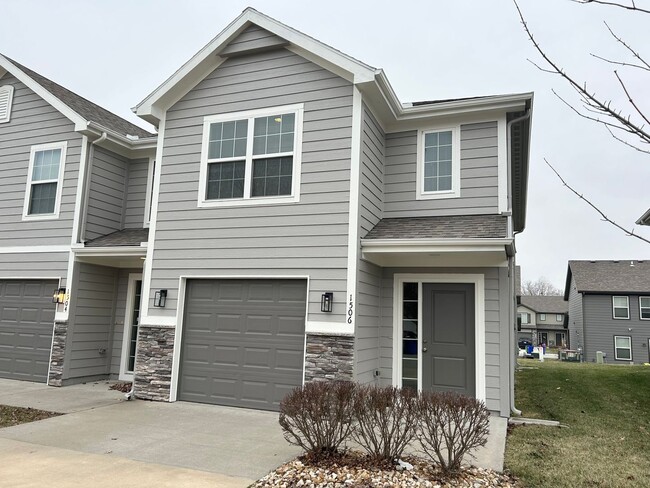Building Photo - 3 Bed Townhome in Grain Valley