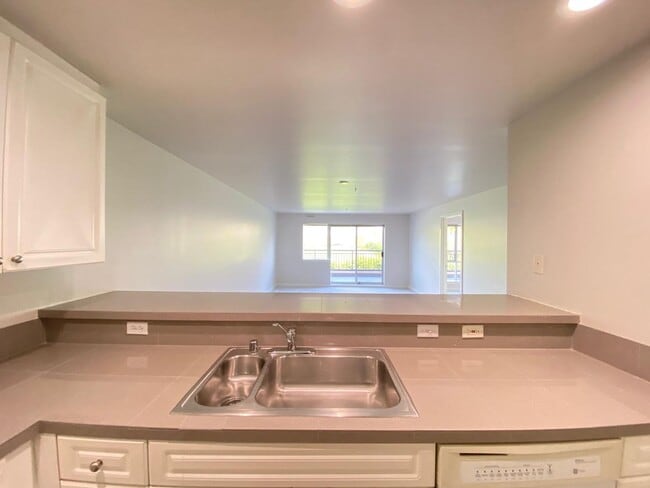 Building Photo - Spacious Seattle Condo - $2,200