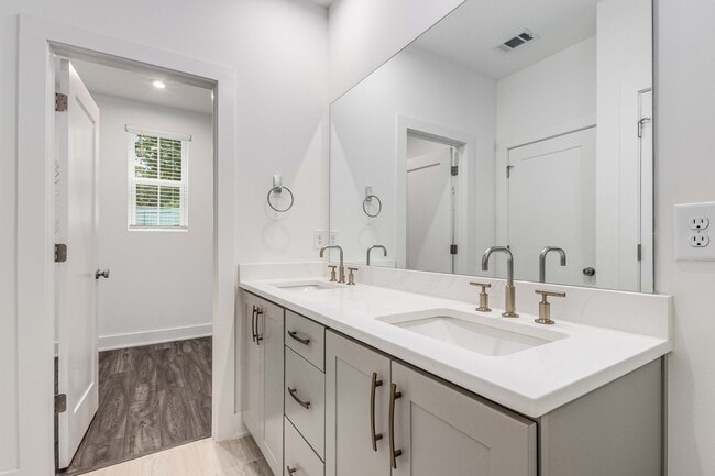 Building Photo - 1815 Gotham Ln NE