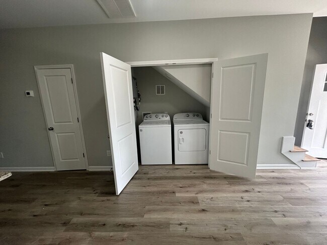 Building Photo - $1995  a Month For Lovely Duplex in Historic Melrose Heights