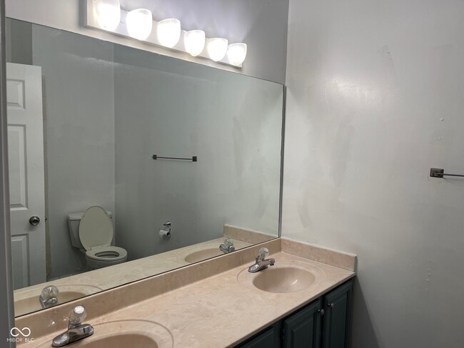 Building Photo - 2724 Granada Cir N
