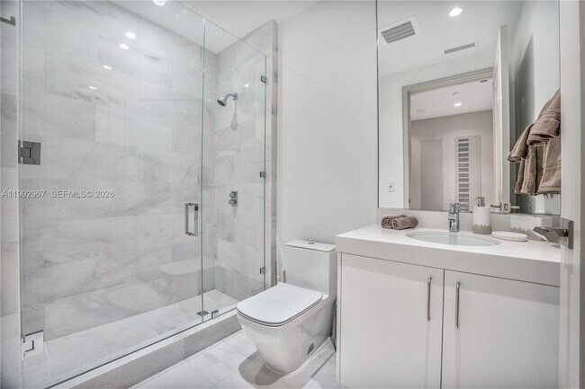 Building Photo - 17901 Collins Ave