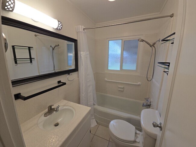 Building Photo - Elegant home with classic charm