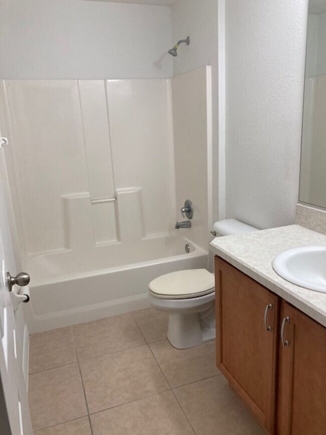 Building Photo - Beautiful 4/3/2 in desirable area! With Screened in porch