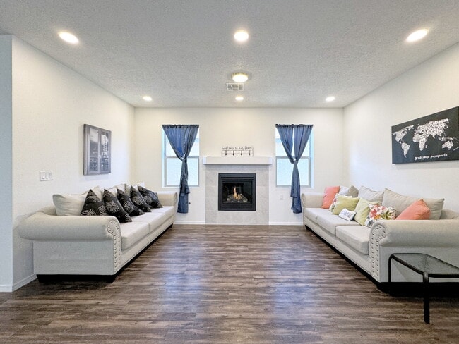 Building Photo - Almost new home in Mountain Hawk area of Northern Rio Rancho.