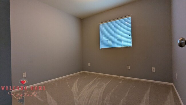 Building Photo - Flowing floorplan, minutes from I-5!!!