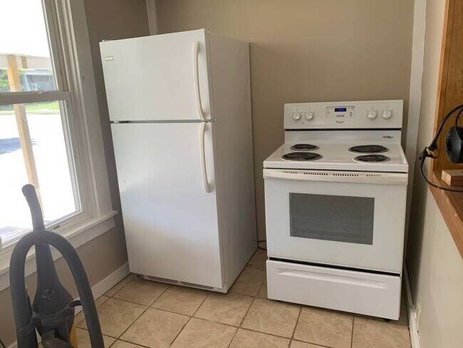 Building Photo - Updated 1 Bedroom Apartment