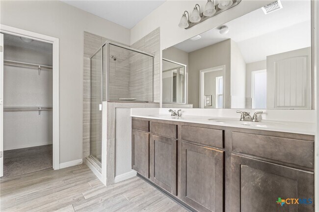 Building Photo - 6117 Verde Dr
