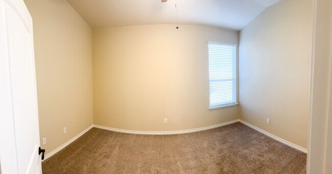 Building Photo - Popular DR Horton Sierra floor plan. 4 bed, 2 1/2 bath, 3 car garage, single story on a corner lo...