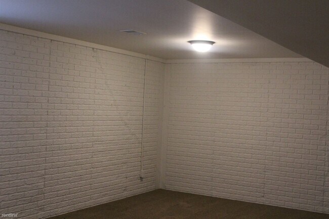 Building Photo - 3 br, 2.5 bath Duplex - 418 N Saginaw Rd