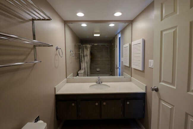 Building Photo - 410 W 7th St