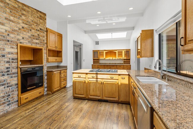 Building Photo - Beautiful West Facing Houghton Home with p...