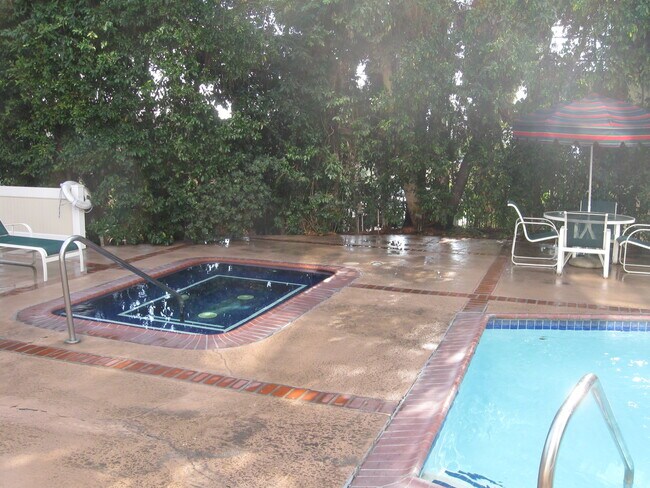 Building Photo - 8530 Holloway Dr