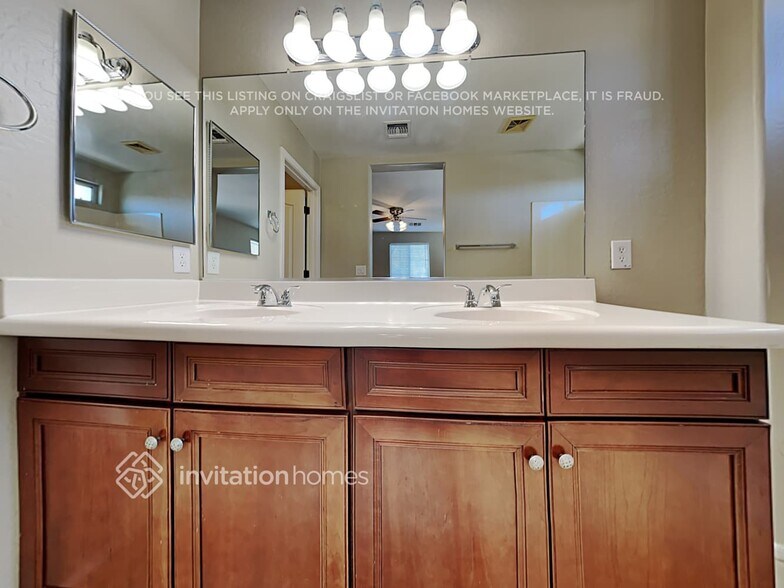 Building Photo - 2080 S Pheasant Dr