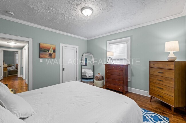 Building Photo - 1930'S AMAZING CRAFTSMAN HOME...3 BEDROOM/...