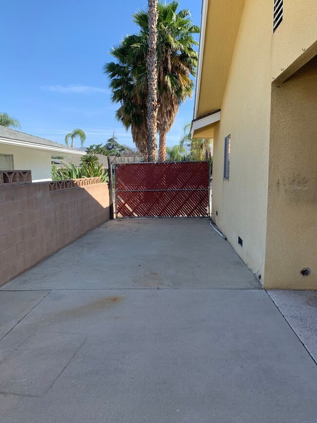 Building Photo - SPLISH, SPLASH!  RENT THIS POOL HOME!