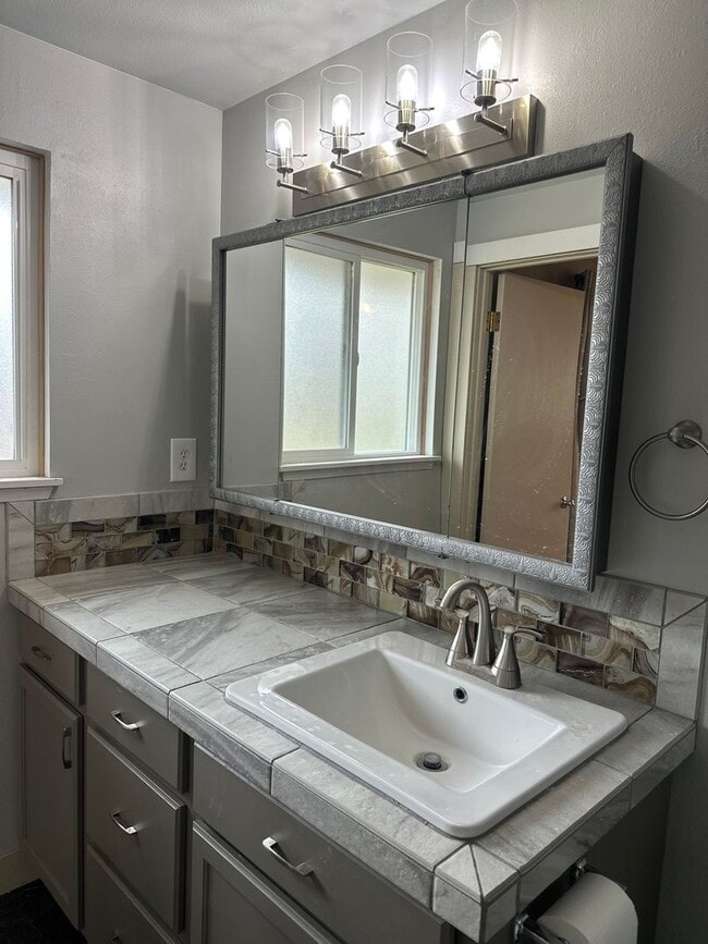 Building Photo - Vintage Character, Modern Finishes! Spacio...