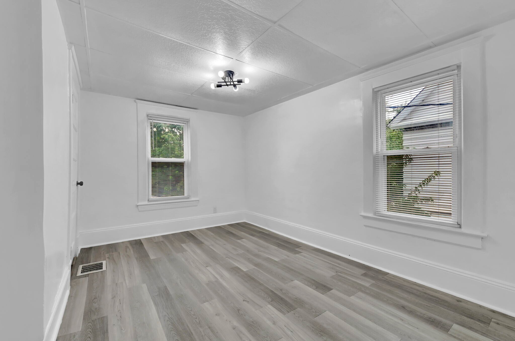 Building Photo - 1423 E 111th St