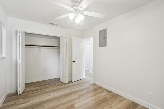 Building Photo - 9807 Kendal Dr