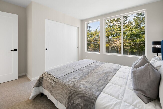 Building Photo - Modern Townhome in Licton Springs – Rooftop Deck & Stylish Living!