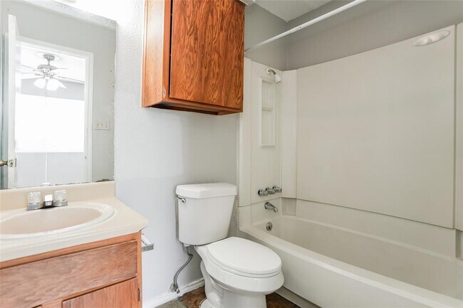 Building Photo - 6801 Stonleigh Pl